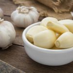 dikenal-bisa-menyedapkan-masakan-ternyata-bawang-putih-bikin-perut-kembung-saat-berbuka-puasa-20180518-085136