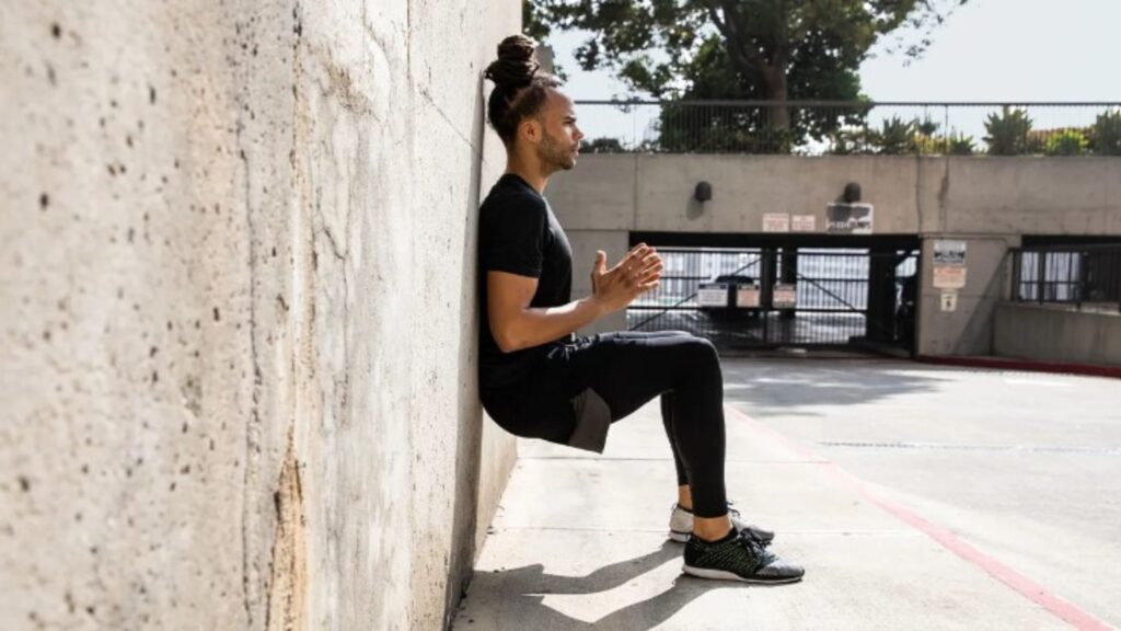 Senaman Wall Squat, Teknik Workout Kuatkan Kaki & Teras Badan