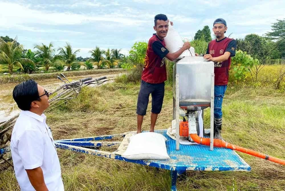 Pemuda Kelantan Berjaya Cipta Alat Tabur Benih Padi & Baja