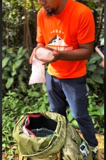 Teh Ais Ikat Tepi Atas Bukit, Usaha Kreatif Lelaki Ini Curi Tumpuan Ramai