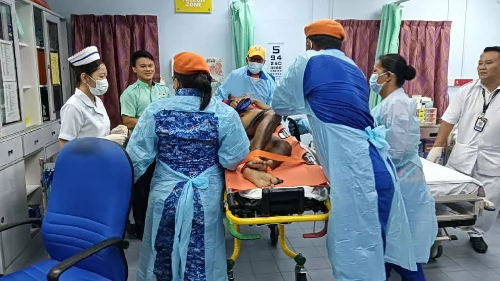 Lelaki Ini Selamat Dari Dibaham Selepas Cucuk Mata Mata Buaya