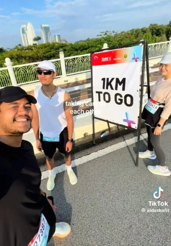 Tak Nampak Tapi Yakin, Lelaki Ini Tamatkan Larian Sejauh 21KM Dengan Sahabatnya