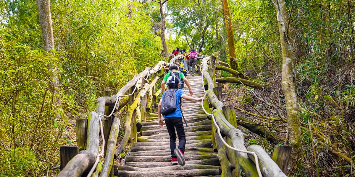 Solat Dalam Hutan? Lelaki Ni Tunjuk Cara Senang Ambil Wudhuk & Praktikal