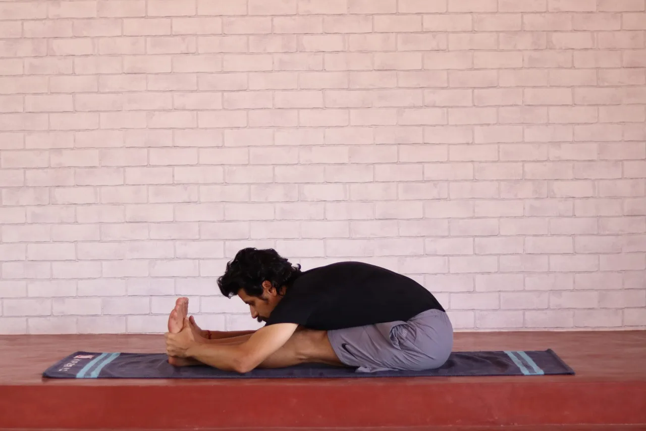 Tak Payah Jadi Yogi, Lelaki Pun Boleh Jadi Fleksibel Dengan 5 Gerakan Ini 6 Tak Payah Jadi Yogi, Lelaki Pun Boleh Jadi Fleksibel Dengan 5 Gerakan Ini