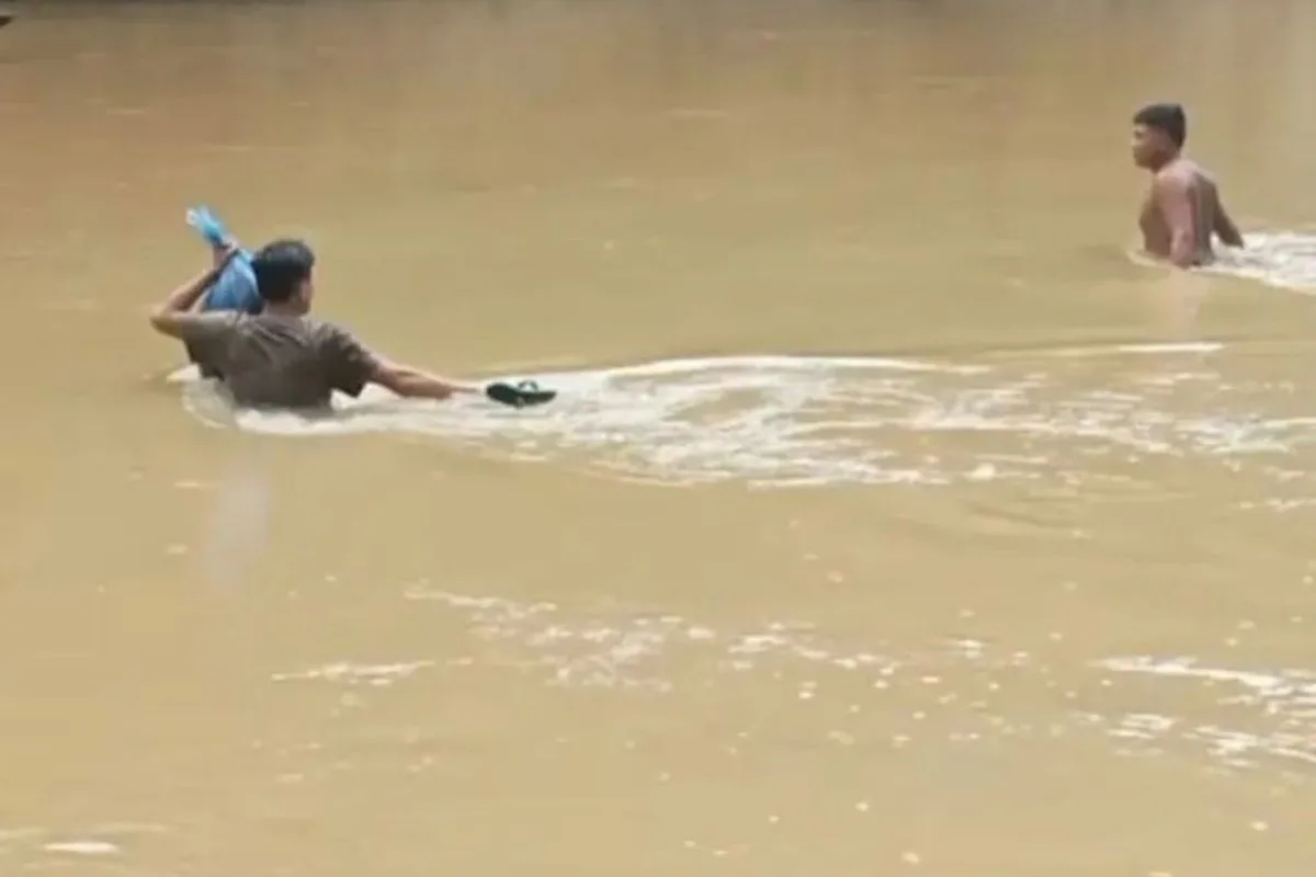 Penghulu Berenang Redah Arus Deras Demi Sempurnakan Nikah Pasangan Pengantin