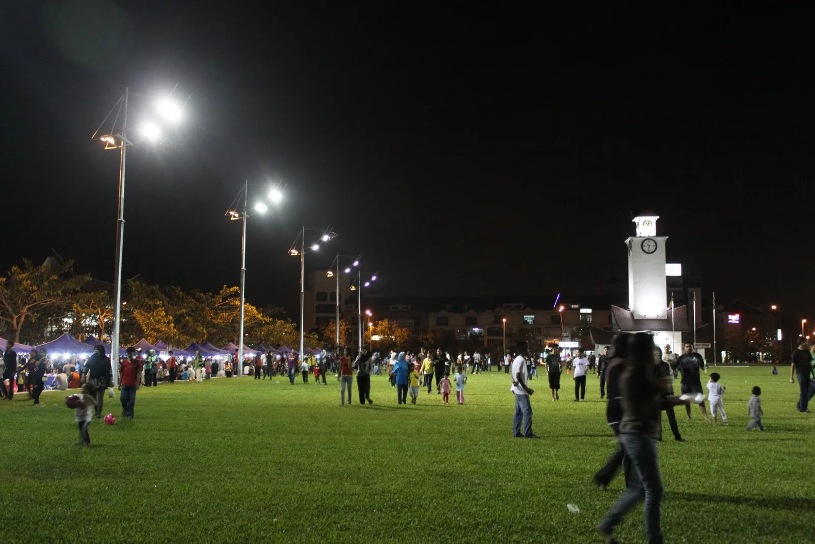 12 Tengah Malam Di Dataran Nilai, Pelancong UK Terpesona Dengan ‘Straight Vibes’ 5 12 Tengah Malam Di Dataran Nilai, Pelancong UK Terpesona Dengan ‘Straight Vibes’
