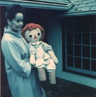 Pelawak, Matt Riffe Jadi Penjaga Sah Patung 'Berhantu', Annabelle 27 Pelawak, Matt Riffe Jadi Penjaga Sah Patung ‘Berhantu’, Annabelle