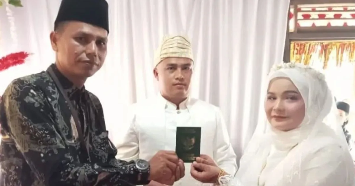 Penghulu Berenang Redah Arus Deras Demi Sempurnakan Nikah Pasangan Pengantin