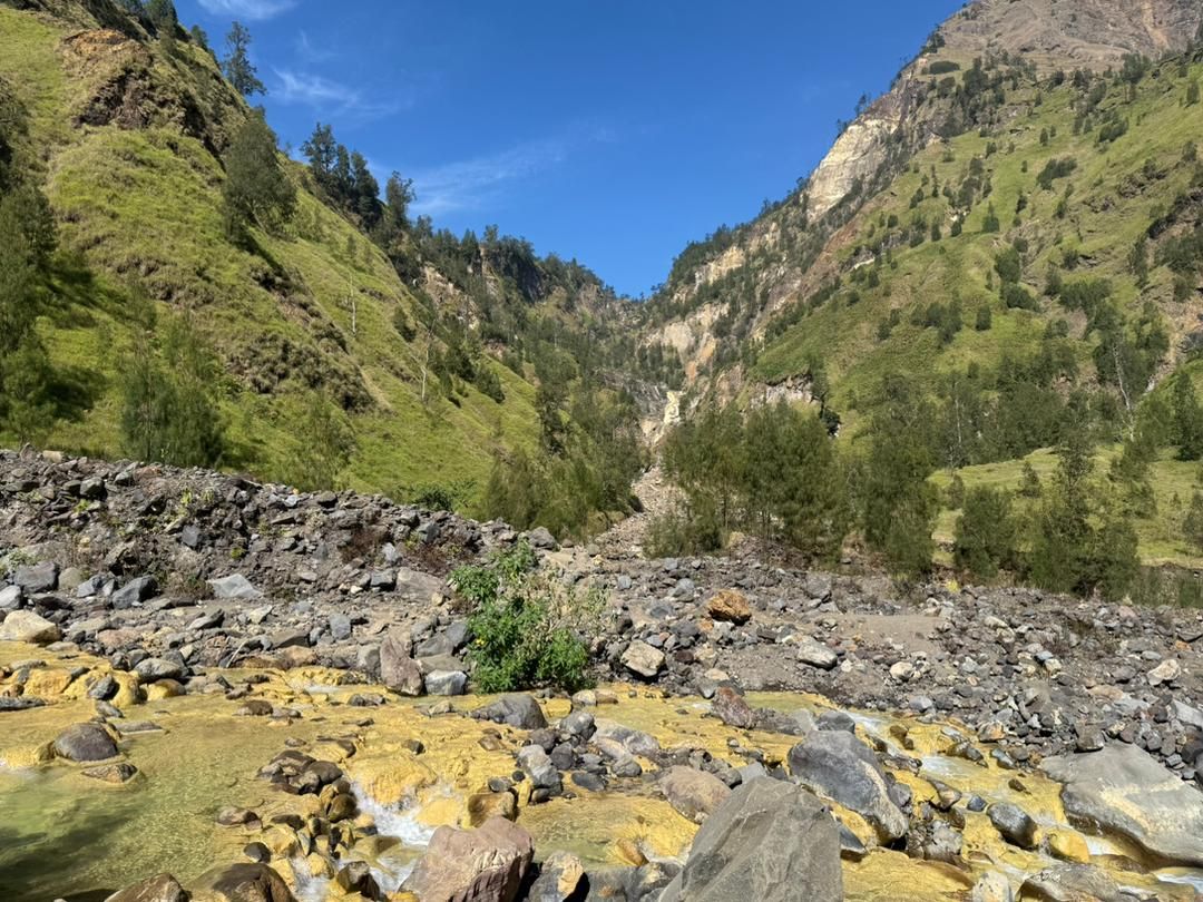 Pendaki Malaysia Teruja ‘Takluk’ Gunung Rinjani, Alami Survival Seperti ‘Jurassic Park’