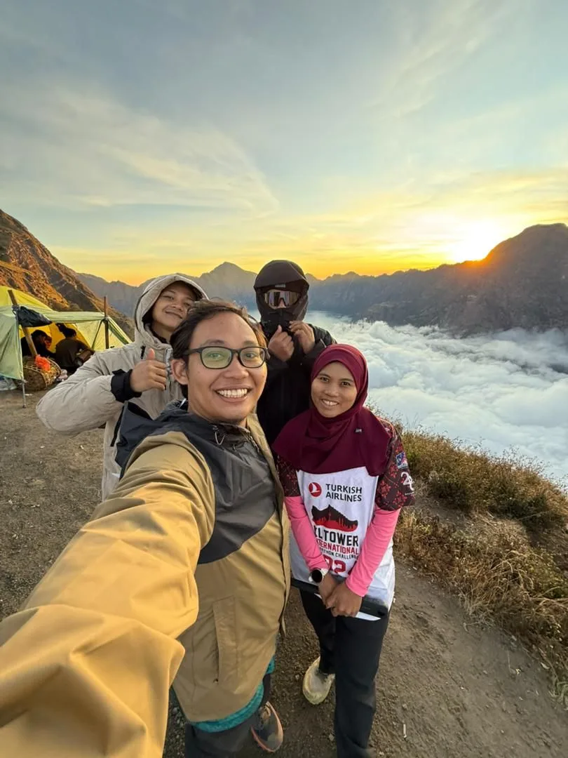 Pendaki Malaysia Teruja ‘Takluk’ Gunung Rinjani, Alami Survival Seperti ‘Jurassic Park’