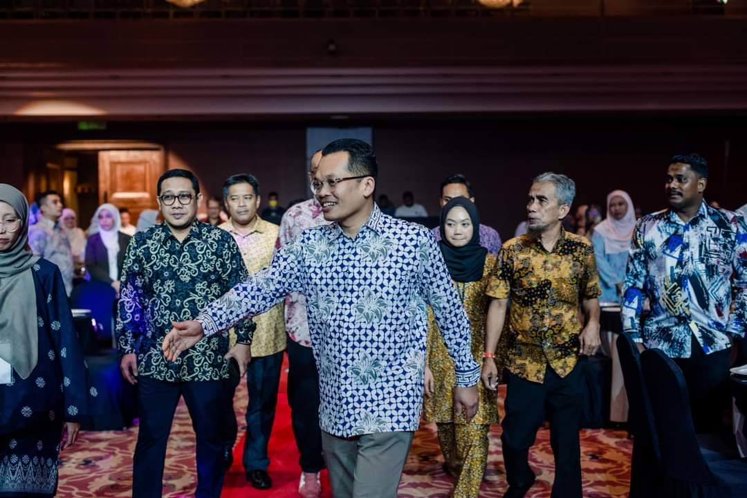 "Batik Adalah Identiti Kita, Jangan Tunggu Event Baru Nak Pakai” – FIZIWOO 12 “Batik Adalah Identiti Kita, Jangan Tunggu Event Baru Nak Pakai” – FIZIWOO