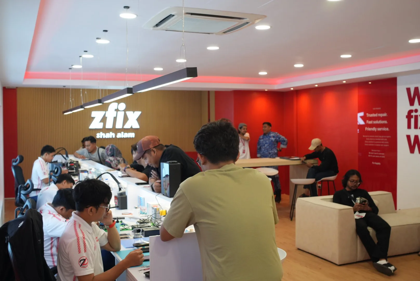 Zfix Catat ‘Malaysia Book of Records’, Penukaran Bateri iPhone Terbanyak Dalam 12 Jam