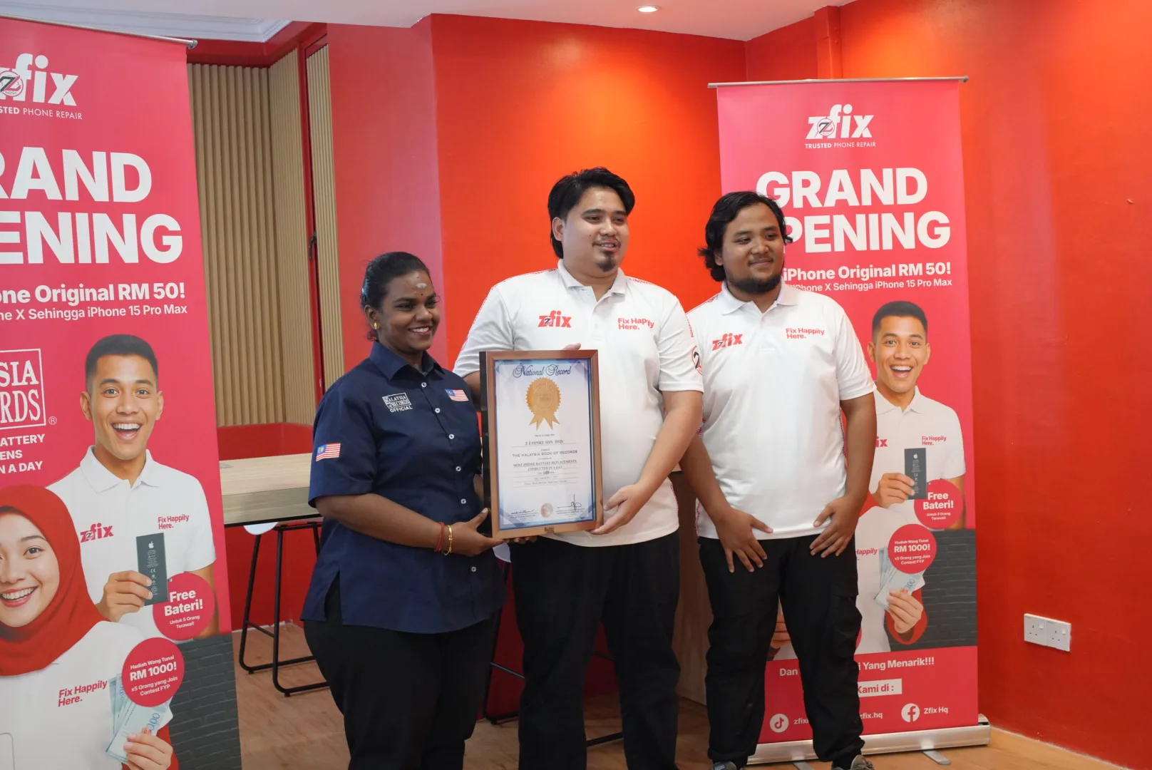 Zfix Catat ‘Malaysia Book of Records’, Penukaran Bateri iPhone Terbanyak Dalam 12 Jam