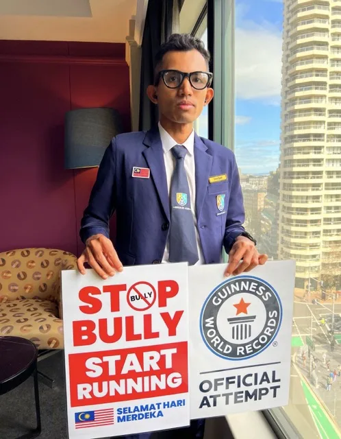 Lelaki Malaysia Pecah Rekod Dunia, Lari Marathon Dengan Uniform Sekolah Demi Anti-Buli