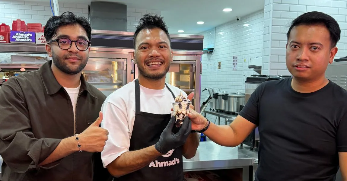 Legenda Bola Sepak, Safee Sali Rasmikan Pembukaan Ahmad’s Fried Chicken Ke-45