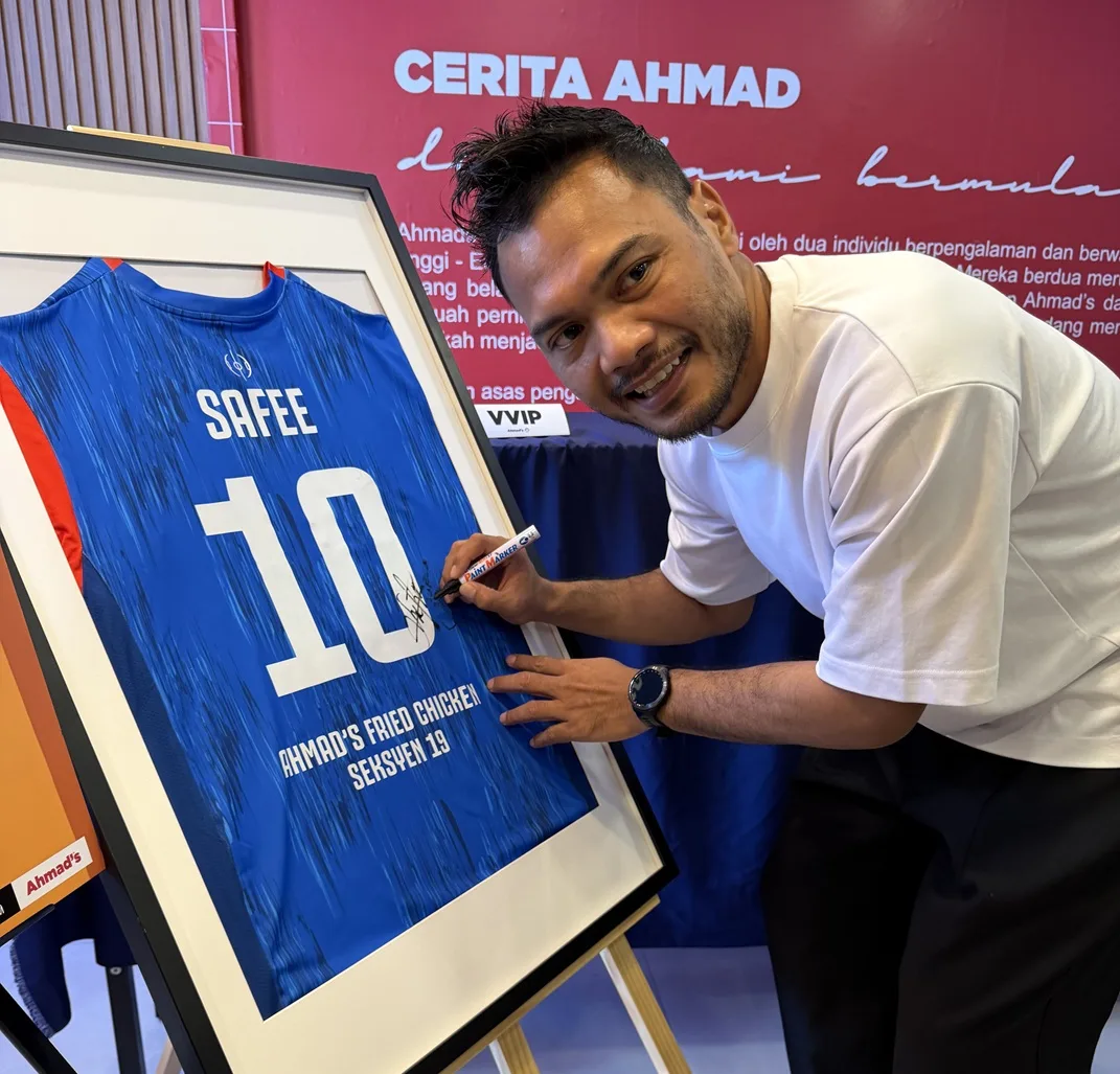 Legenda Bola Sepak, Safee Sali Rasmikan Pembukaan Ahmad’s Fried Chicken Ke-45