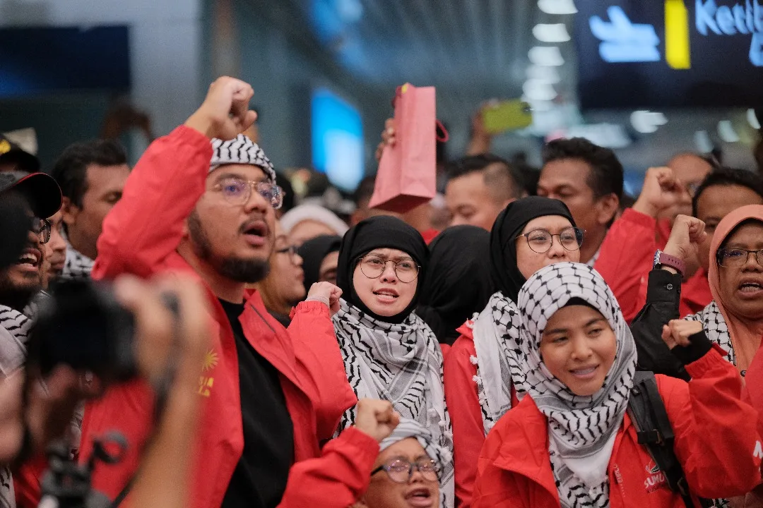 23 Wira Sumud Selamat Tiba di Tanah Air, Disambut Ribuan Rakyat Malaysia 4 23 Wira Sumud Selamat Tiba di Tanah Air, Disambut Ribuan Rakyat Malaysia