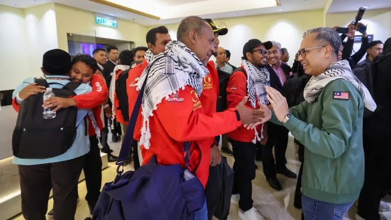 Menteri Komunikasi Fahmi Fadzil Hadiahkan Telefon Baharu Kepada Sukarelawan GSF