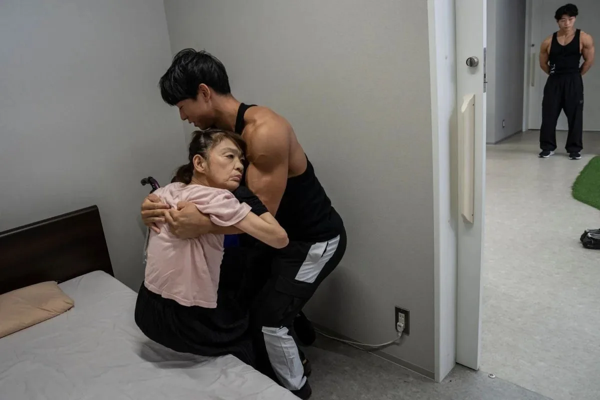 Ahli Bina Badan Jadi Penjaga Warga Emas: Cara Jepun Atasi Krisis Tenaga Kerja