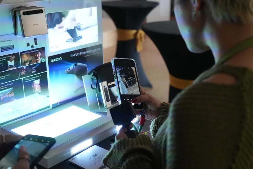 Aurzen ZIP, Projektor Tri Fold Pertama Dunia Mampu Ubah Cara Menonton Hiburan