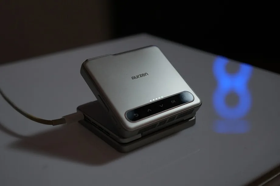 Aurzen ZIP, Projektor Tri Fold Pertama Dunia Mampu Ubah Cara Menonton Hiburan