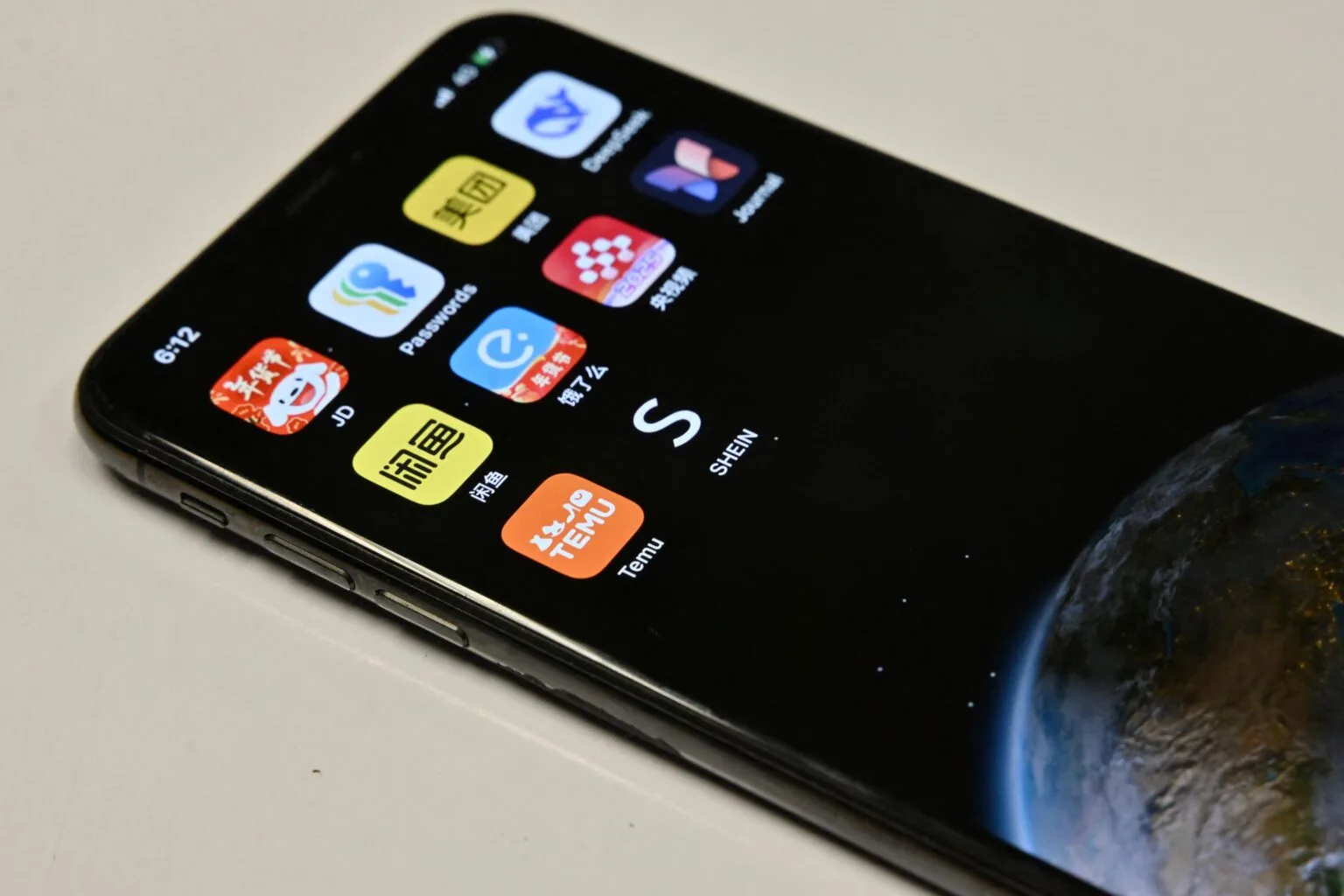 Lelaki Meninggal Dunia, Mesej Kerja Masih Masuk. Realiti Kejam Budaya Kerja Melampau