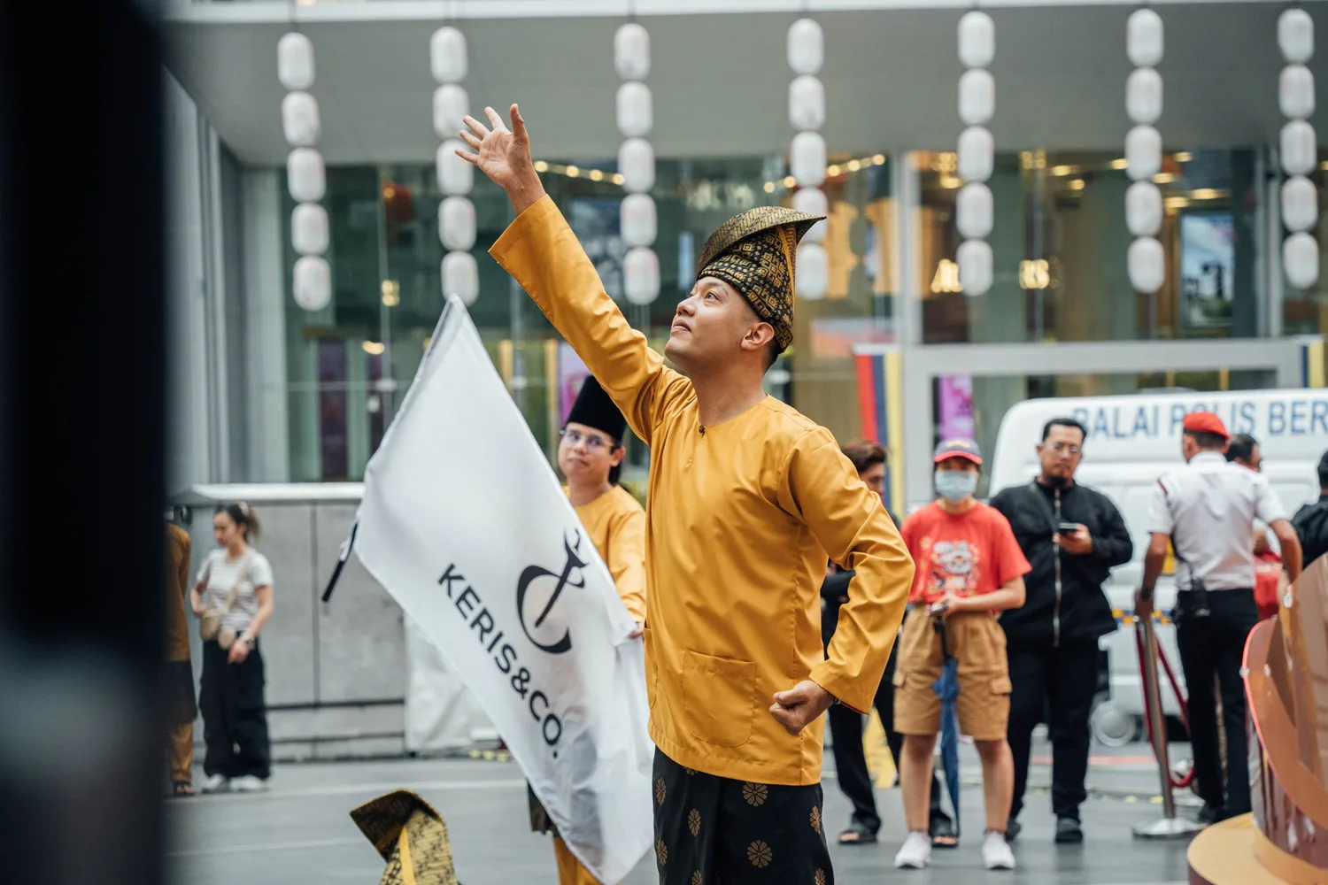 Pernah Diuji Berkali-Kali Dalam Perniagaan, Hanzat Azmi Kini Berjaya Bina Keris & Co. 12 Pernah Diuji Berkali-Kali Dalam Perniagaan, Hanzat Azmi Kini Berjaya Bina Keris & Co.