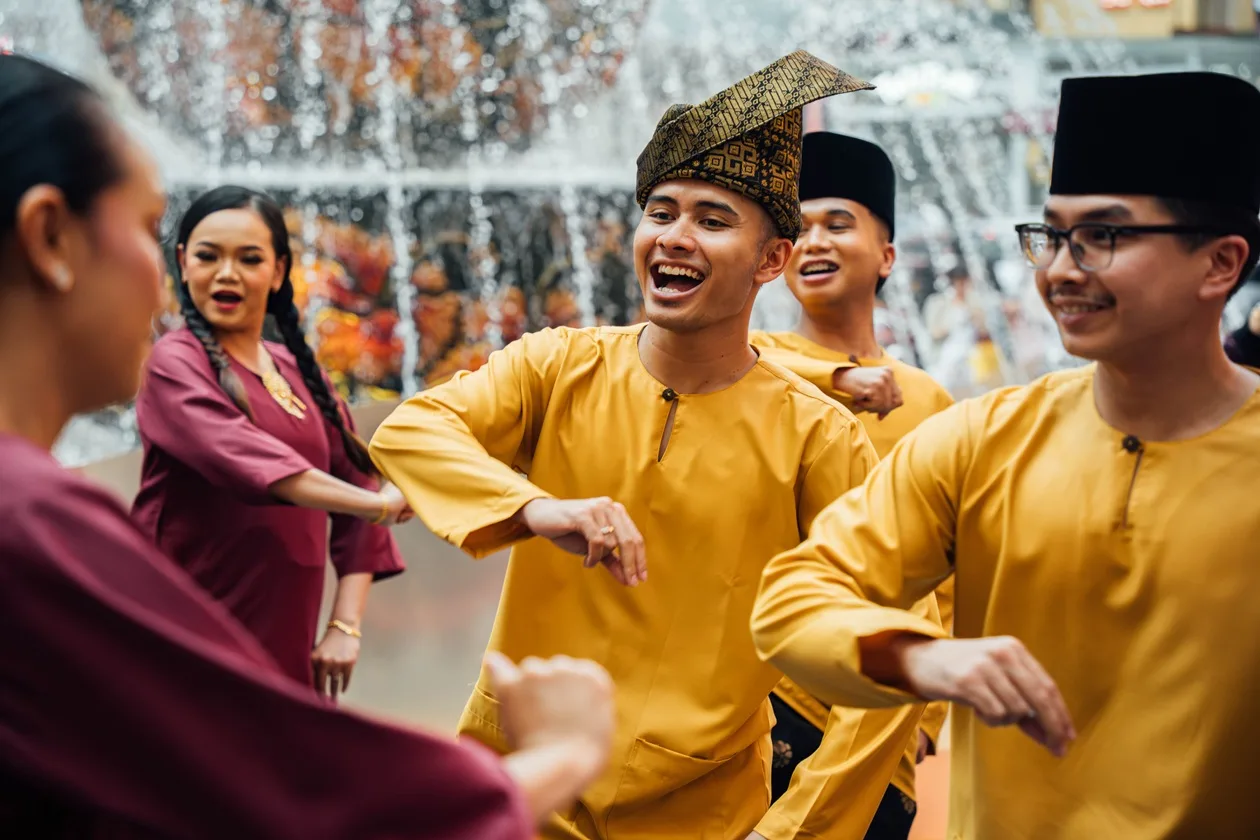 Pernah Diuji Berkali-Kali Dalam Perniagaan, Hanzat Azmi Kini Berjaya Bina Keris & Co. 15 Pernah Diuji Berkali-Kali Dalam Perniagaan, Hanzat Azmi Kini Berjaya Bina Keris & Co.