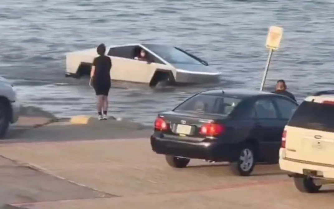 Lelaki Ditahan Selepas Pandu Tesla Cybertruck Masuk Tasik Demi Uji ‘Wade Mode’