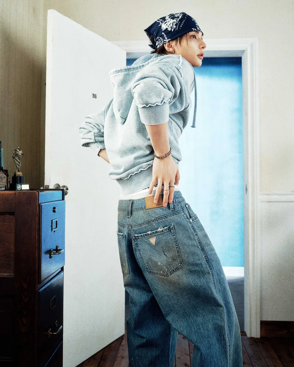 Hyunjin Stray Kids Jadi Wajah Baharu GUESS, Buka Era Baharu Fesyen Denim Ikonik 9 Hyunjin Stray Kids Jadi Wajah Baharu GUESS, Buka Era Baharu Fesyen Denim Ikonik