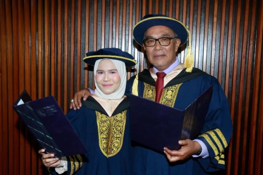 Bapa & Anak Raih PhD Bersama Di UiTM, Kongsi Pentas Konvokesyen Penuh Emosi