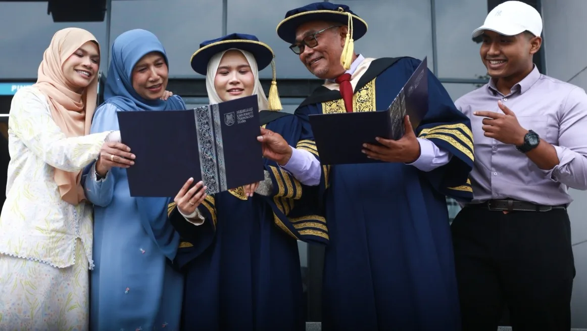 Bapa & Anak Raih PhD Bersama Di UiTM, Kongsi Pentas Konvokesyen Penuh Emosi