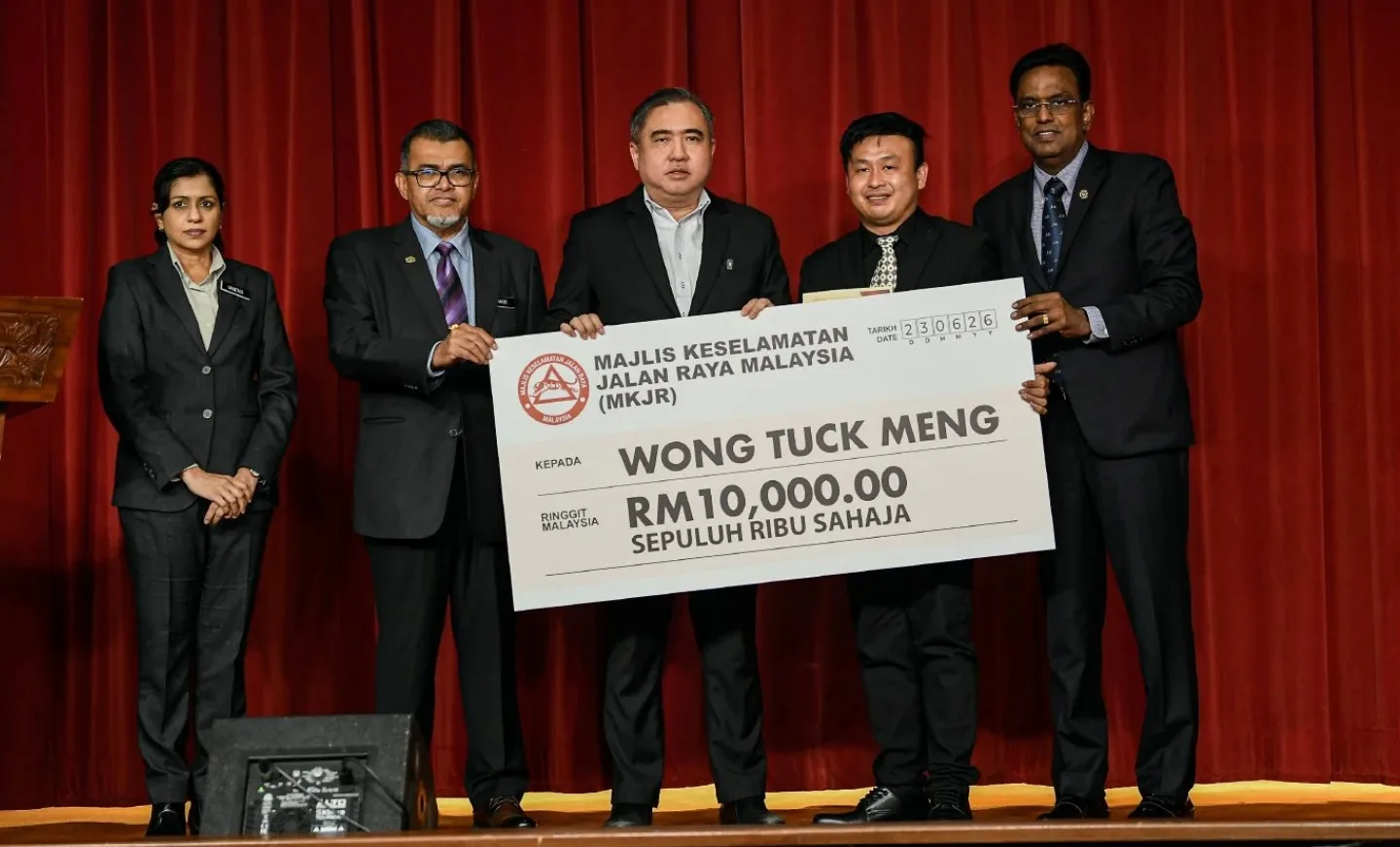 Pemandu Lori Terima RM10,000 Selepas Selamatkan Bas Hilang Kawalan Di Terowong Menora