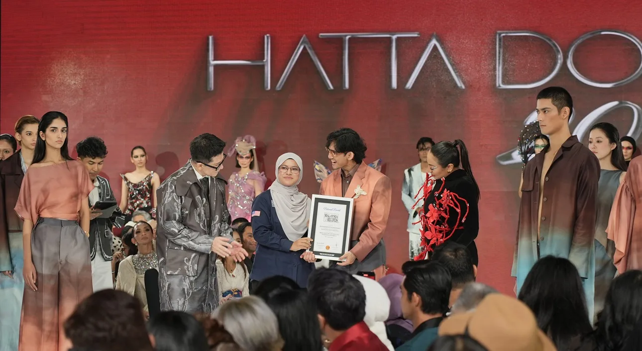 Hatta Dolmat Cipta Rekod Baharu, Transformasi Lukisan Menjadi Busana Couture Di KLFW 2026
