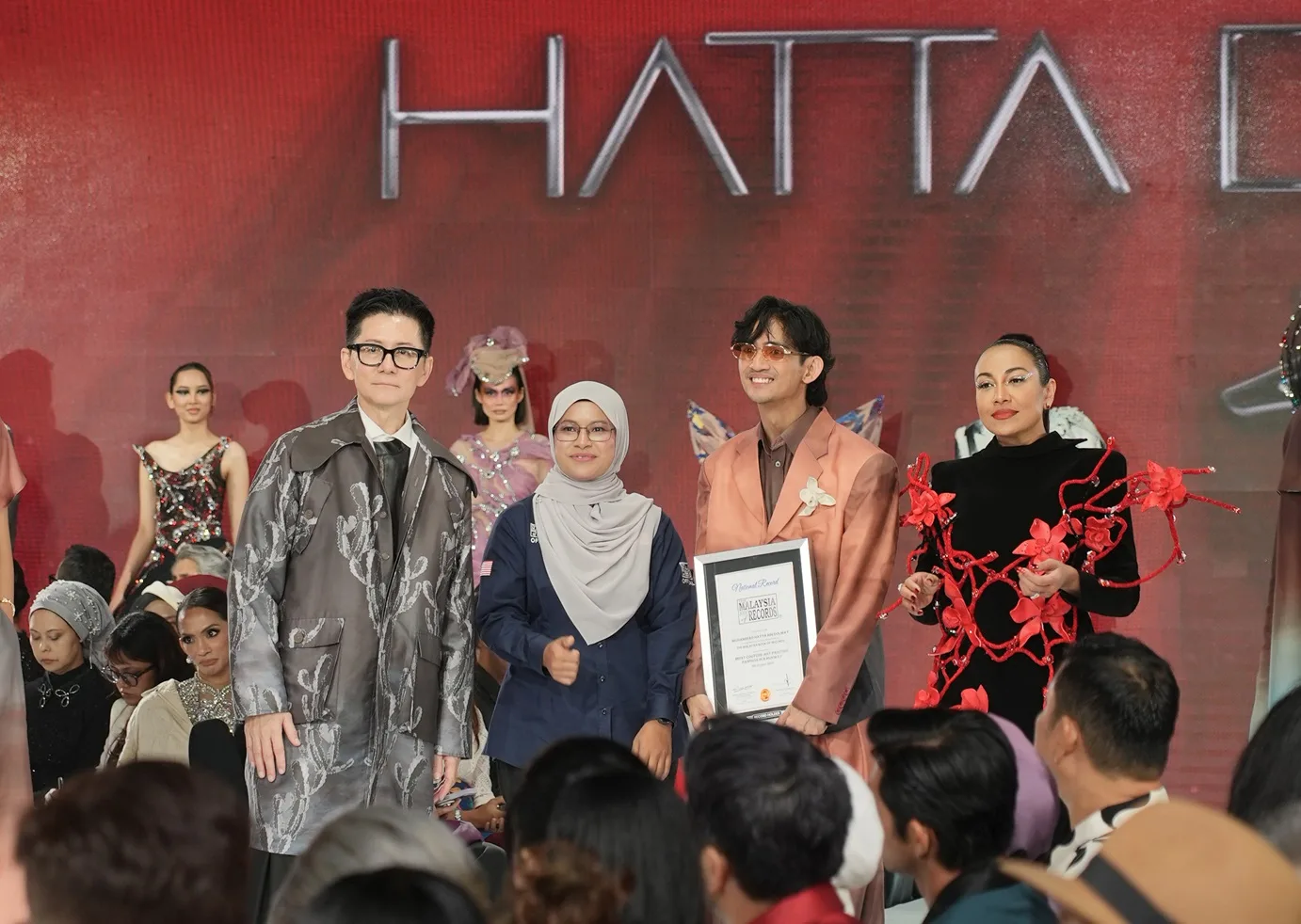 Hatta Dolmat Cipta Rekod Baharu, Transformasi Lukisan Menjadi Busana Couture Di KLFW 2026