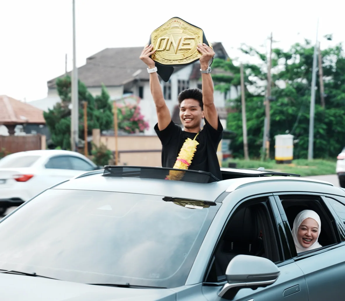 Aliff Rakib Hadiahkan Banglo RM1 Juta Buat Ibu Bapa Selepas Cipta Sejarah Di ONE Championship