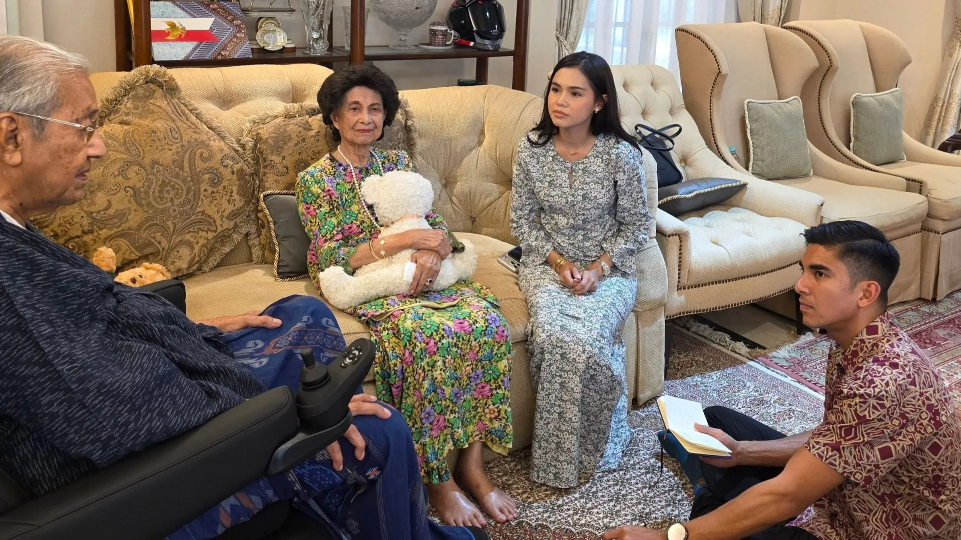 Pertemuan Terakhir Penuh Gelak Tawa, Syed Saddiq dan Bella Kenang Pesanan Tun Dr Siti Hasmah 3 Pertemuan Terakhir Penuh Gelak Tawa, Syed Saddiq dan Bella Kenang Pesanan Tun Dr Siti Hasmah