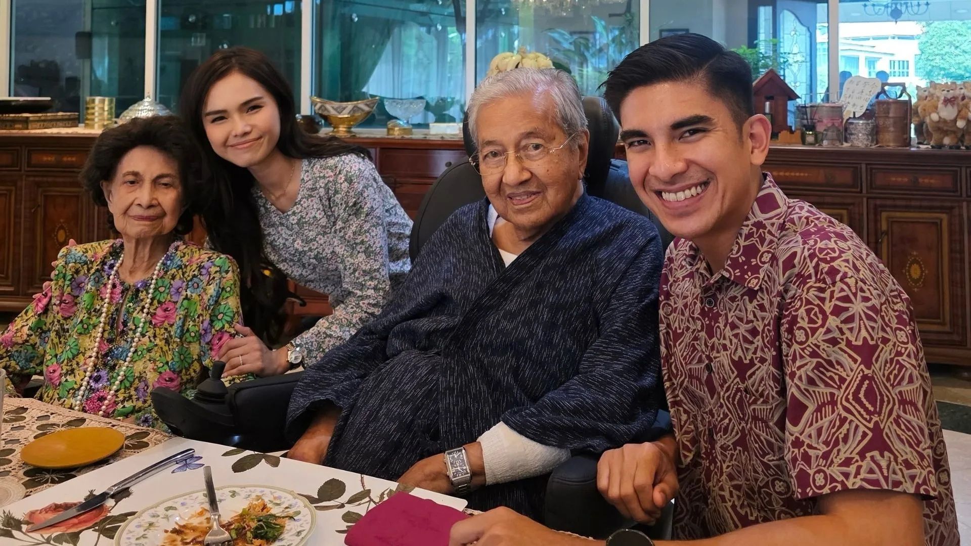 Pertemuan Terakhir Penuh Gelak Tawa, Syed Saddiq dan Bella Kenang Pesanan Tun Dr Siti Hasmah 2 Pertemuan Terakhir Penuh Gelak Tawa, Syed Saddiq dan Bella Kenang Pesanan Tun Dr Siti Hasmah