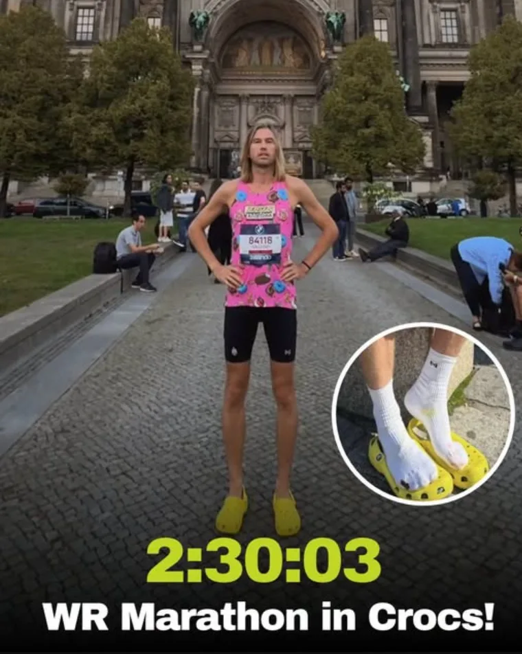 Lelaki Ini Lari Maraton Berlin Dengan Crocs, Catat Masa Sekitar 2 Jam 30 Minit 2 Lelaki Ini Lari Maraton Berlin Dengan Crocs, Catat Masa Sekitar 2 Jam 30 Minit