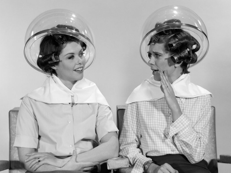 two_woman_gossiping_at_hair_salon563965017_0 MASKULIN